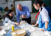 青蓝染就丝路情——新西兰校长走进武义县熟溪小学体验中国扎染艺术魅力